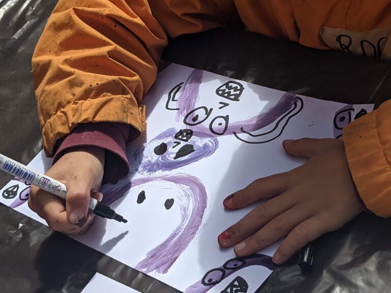 Künstlerisches Arbeiten sichtbar machen – Ein Atelierbesuch mit einer Grundschulklasse in Montepulciano/Italien